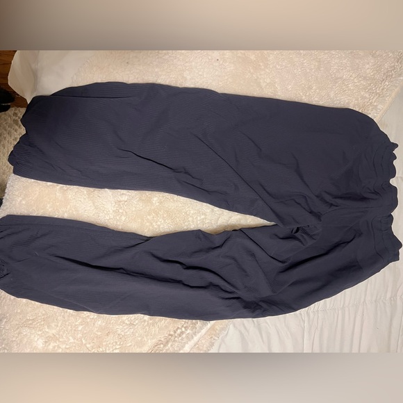 LULULEMON Dance Studio Mid-Rise Jogger
Full length size 6 black not worn - Picture 6 of 8